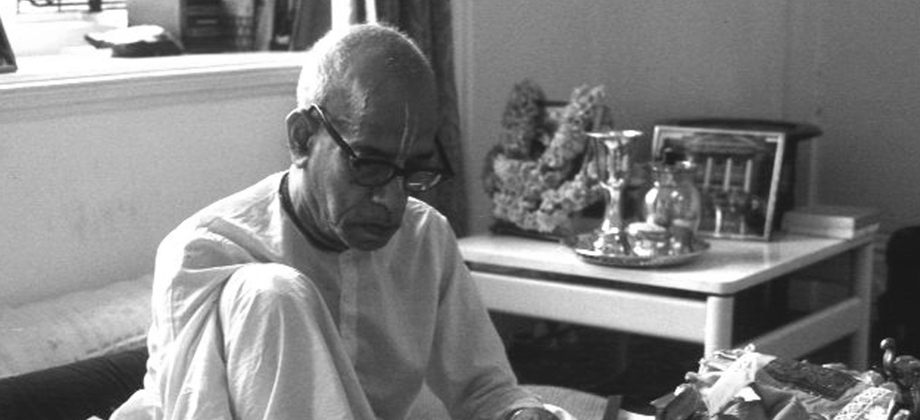 /static/assets/prabhupada_sl_1_1.b37d2e3a.jpg