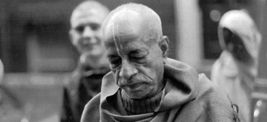 /static/assets/prabhupada_sl_2_2.f735d68f.jpg